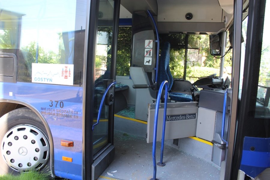 Miejski autobus zderzył się z ciężarówką i uszkodził budynek