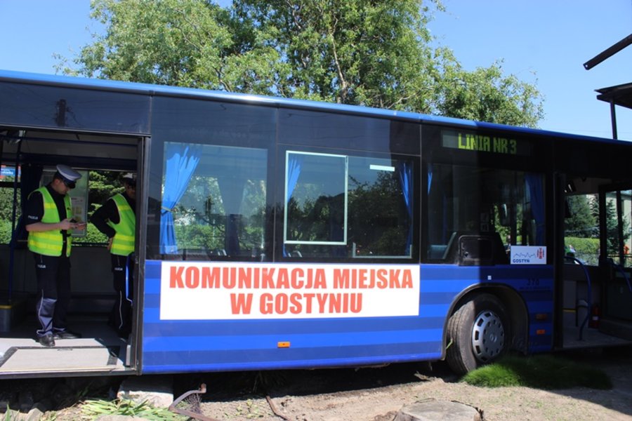 Miejski autobus zderzył się z ciężarówką i uszkodził budynek
