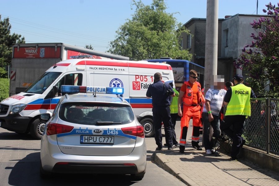 Miejski autobus zderzył się z ciężarówką i uszkodził budynek