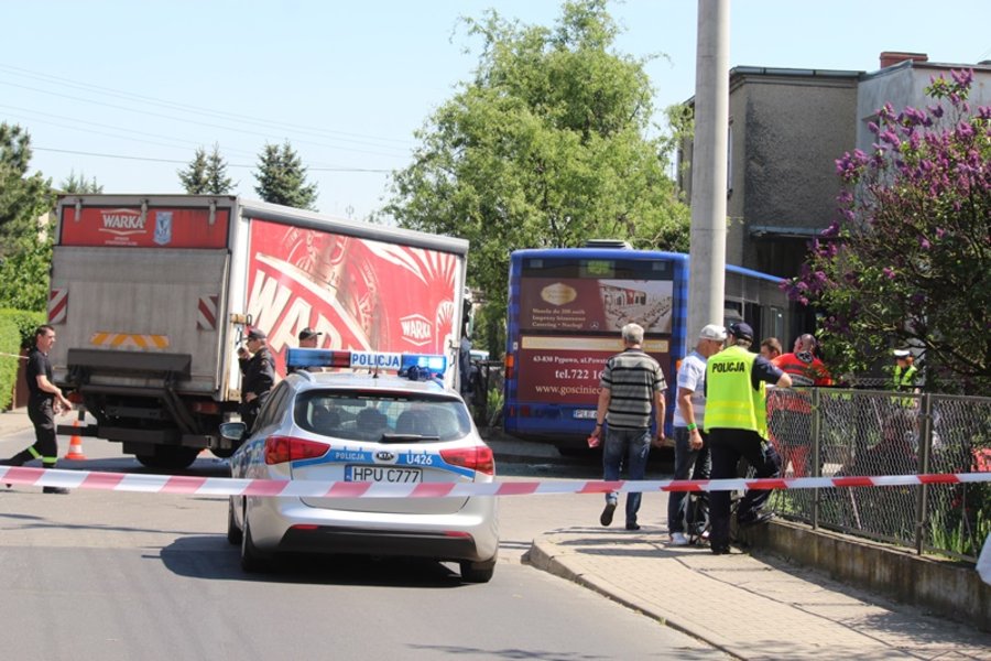 Miejski autobus zderzył się z ciężarówką i uszkodził budynek