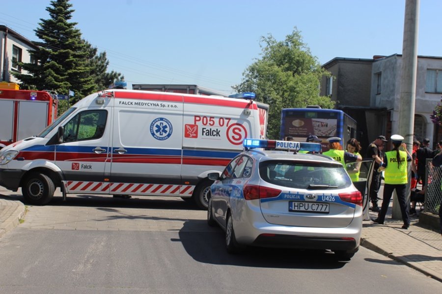 Miejski autobus zderzył się z ciężarówką i uszkodził budynek