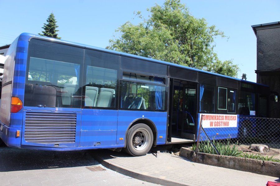 Miejski autobus zderzył się z ciężarówką i uszkodził budynek
