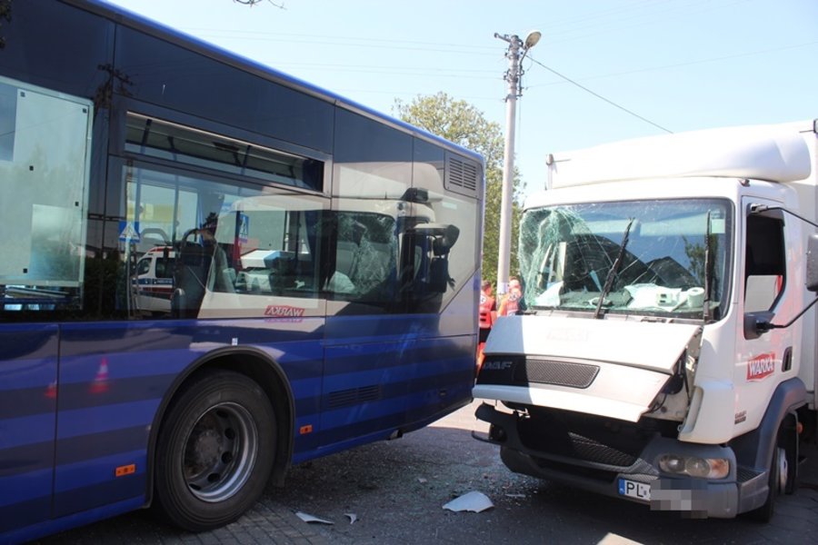 Miejski autobus zderzył się z ciężarówką i uszkodził budynek