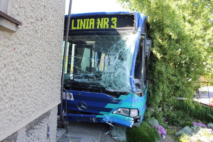 Miejski autobus zderzył się z ciężarówką i uszkodził budynek