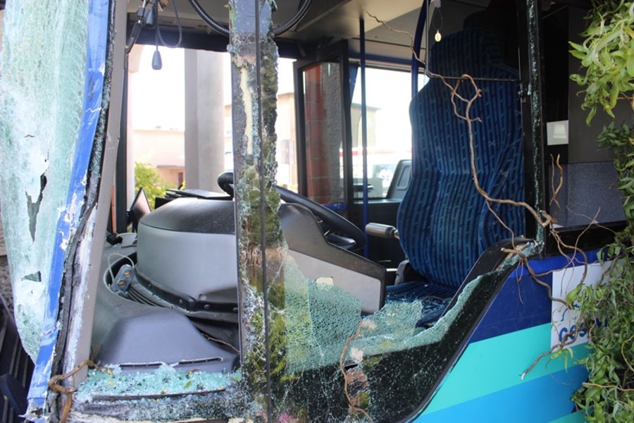 Miejski autobus zderzył się z ciężarówką i uszkodził budynek