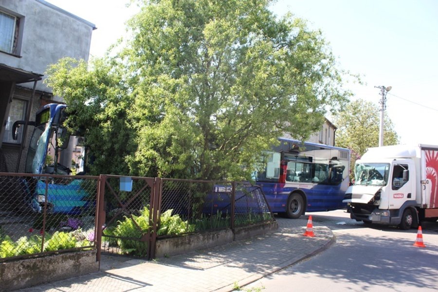 Miejski autobus zderzył się z ciężarówką i uszkodził budynek