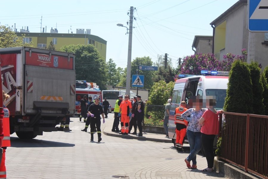 Miejski autobus zderzył się z ciężarówką i uszkodził budynek