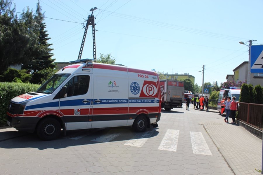 Miejski autobus zderzył się z ciężarówką i uszkodził budynek