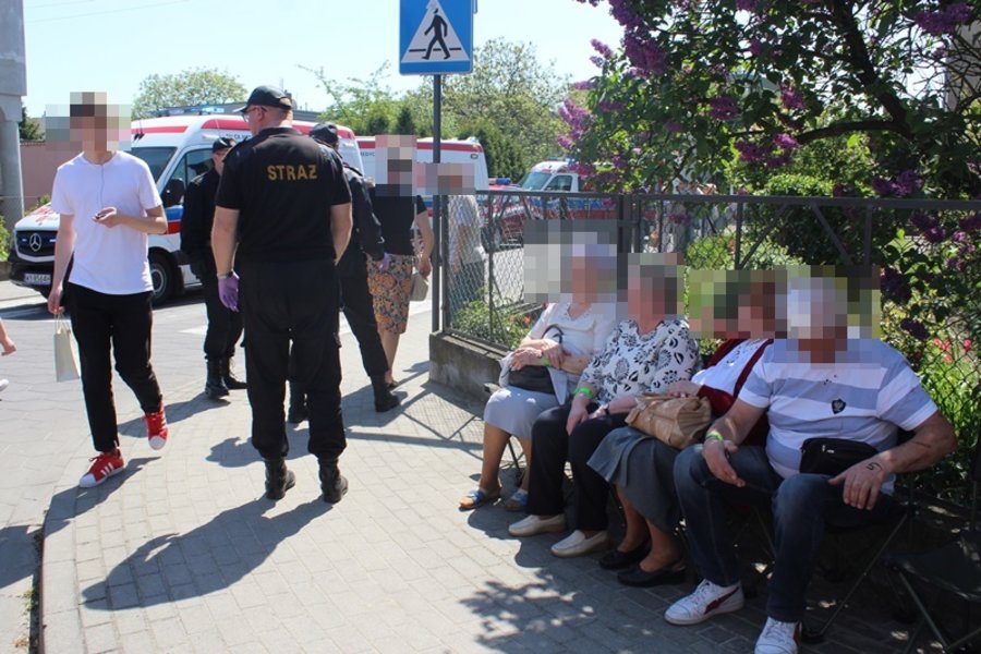 Miejski autobus zderzył się z ciężarówką i uszkodził budynek