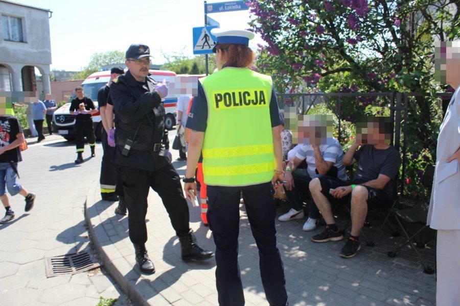 Miejski autobus zderzył się z ciężarówką i uszkodził budynek