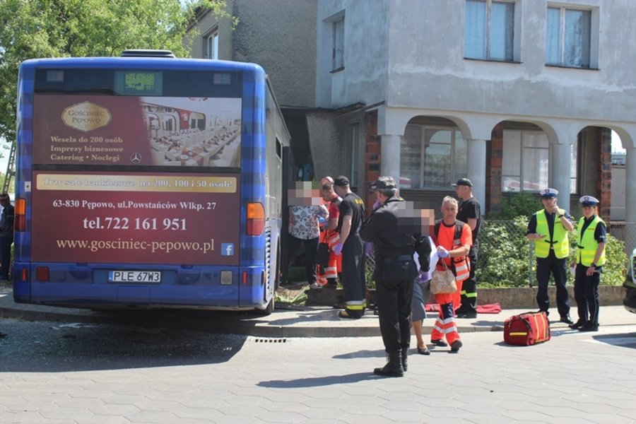 Miejski autobus zderzył się z ciężarówką i uszkodził budynek