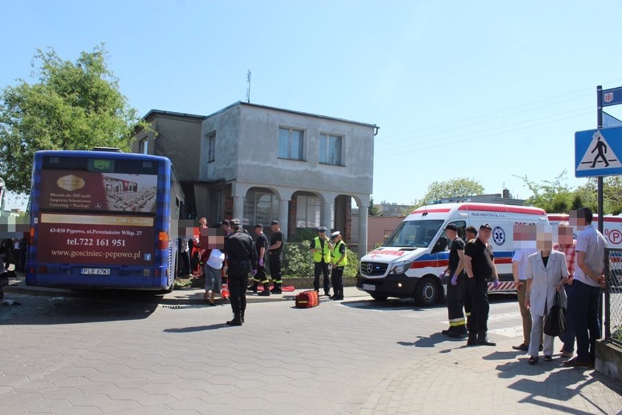 Miejski autobus zderzył się z ciężarówką i uszkodził budynek
