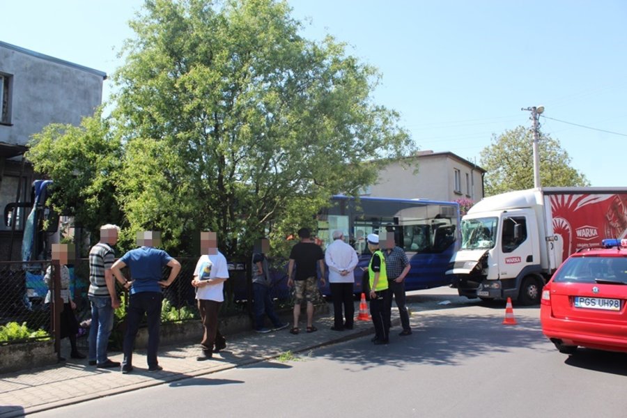Miejski autobus zderzył się z ciężarówką i uszkodził budynek