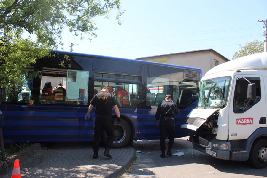 Miejski autobus zderzył się z ciężarówką i uszkodził budynek