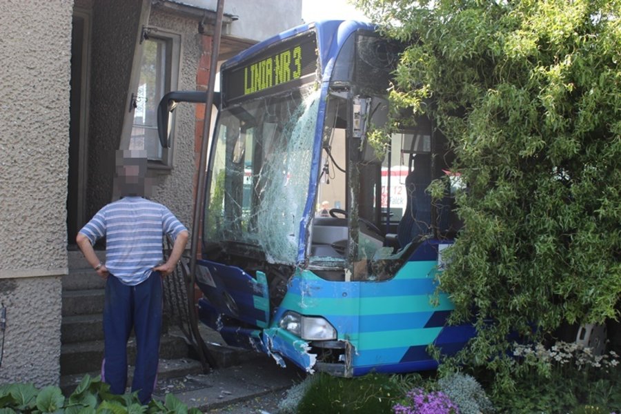 Miejski autobus zderzył się z ciężarówką i uszkodził budynek