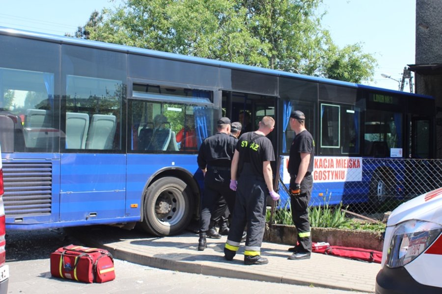 Miejski autobus zderzył się z ciężarówką i uszkodził budynek