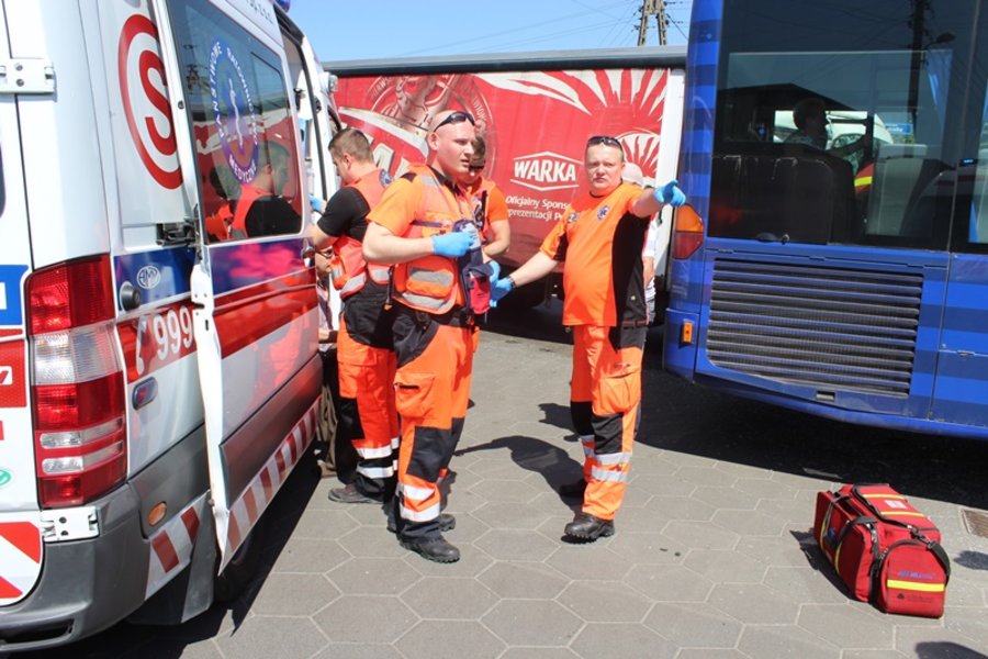 Miejski autobus zderzył się z ciężarówką i uszkodził budynek