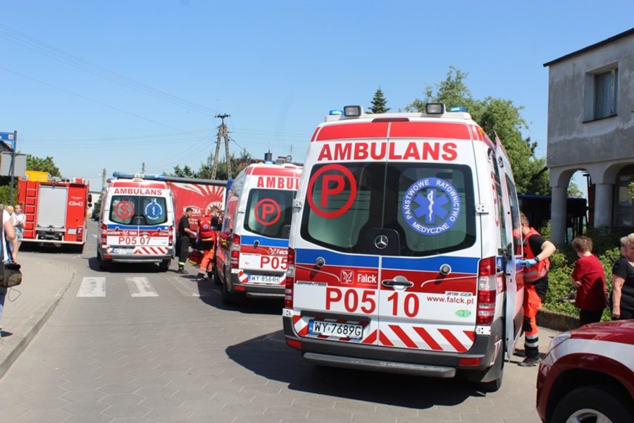 Miejski autobus zderzył się z ciężarówką i uszkodził budynek