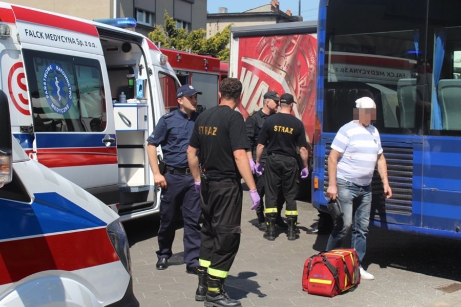 Miejski autobus zderzył się z ciężarówką i uszkodził budynek