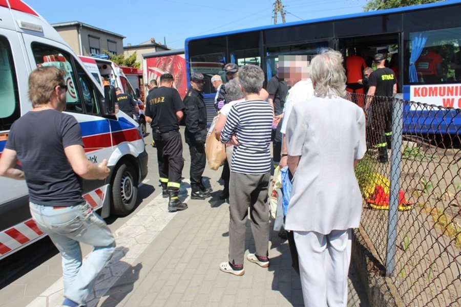 Miejski autobus zderzył się z ciężarówką i uszkodził budynek