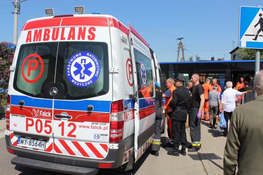 Miejski autobus zderzył się z ciężarówką i uszkodził budynek
