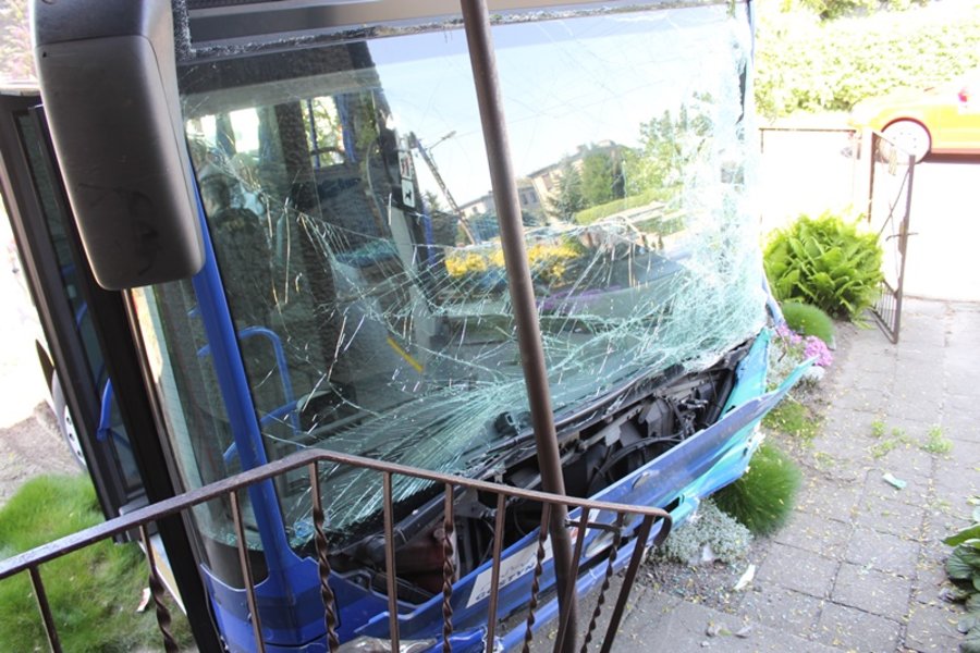 Miejski autobus zderzył się z ciężarówką i uszkodził budynek