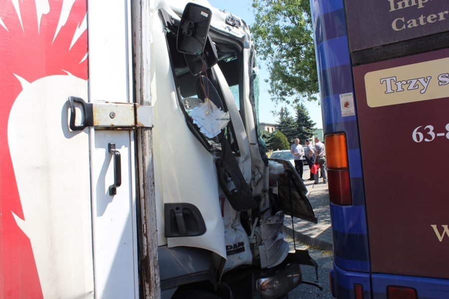 Miejski autobus zderzył się z ciężarówką i uszkodził budynek