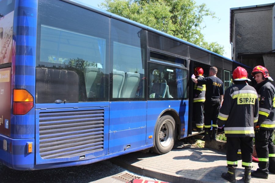 Miejski autobus zderzył się z ciężarówką i uszkodził budynek