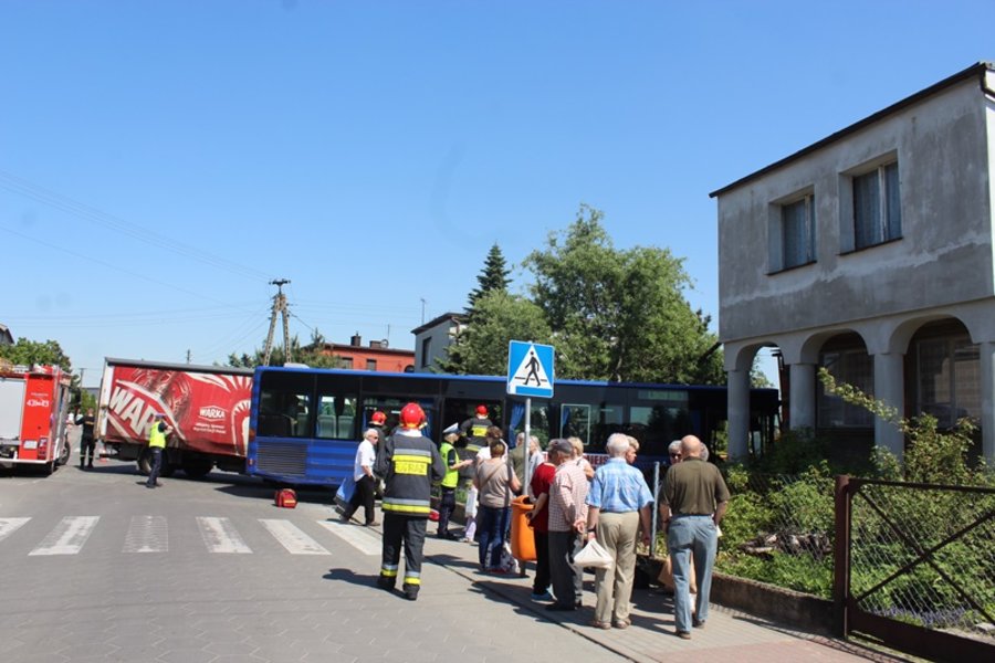 Miejski autobus zderzył się z ciężarówką i uszkodził budynek
