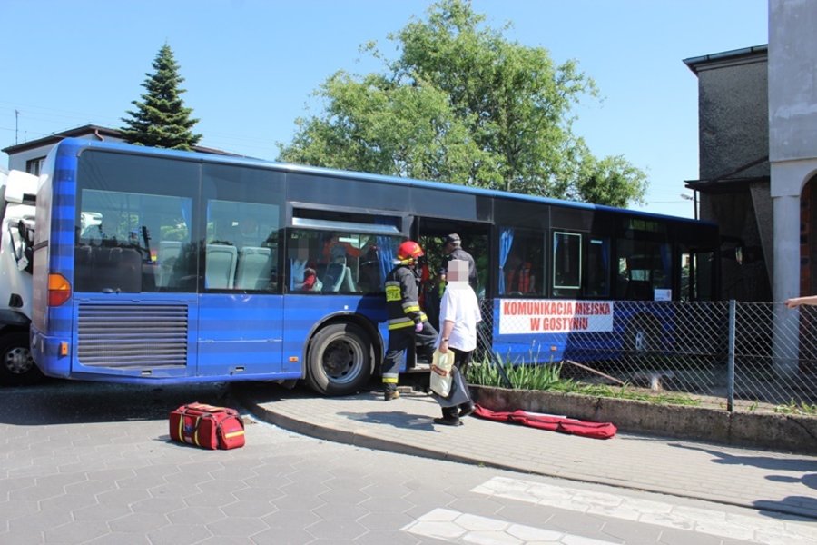 Miejski autobus zderzył się z ciężarówką i uszkodził budynek