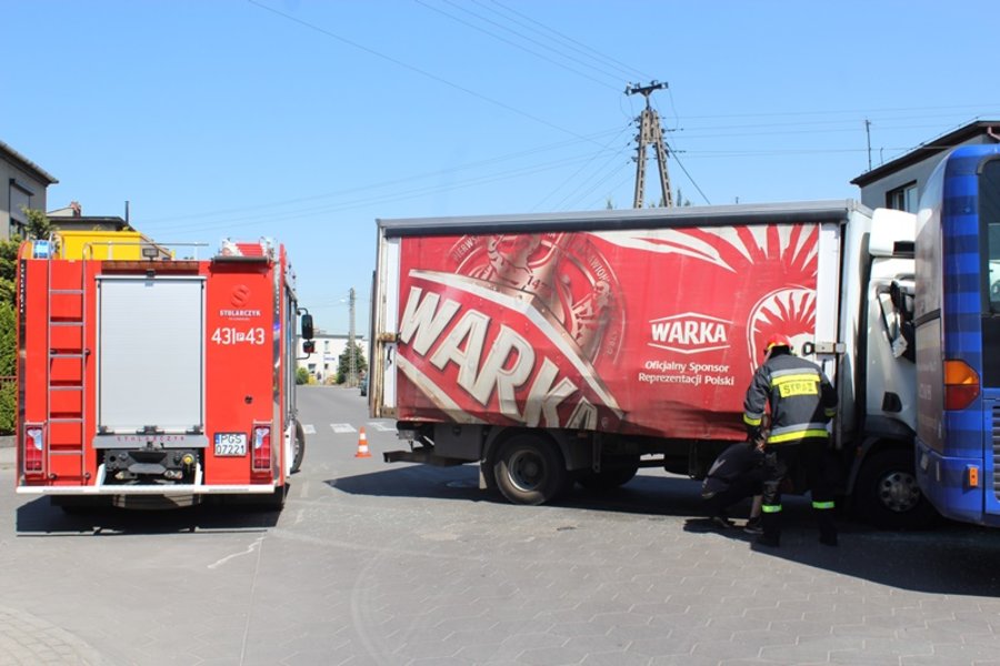 Miejski autobus zderzył się z ciężarówką i uszkodził budynek