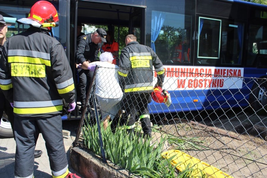 Miejski autobus zderzył się z ciężarówką i uszkodził budynek
