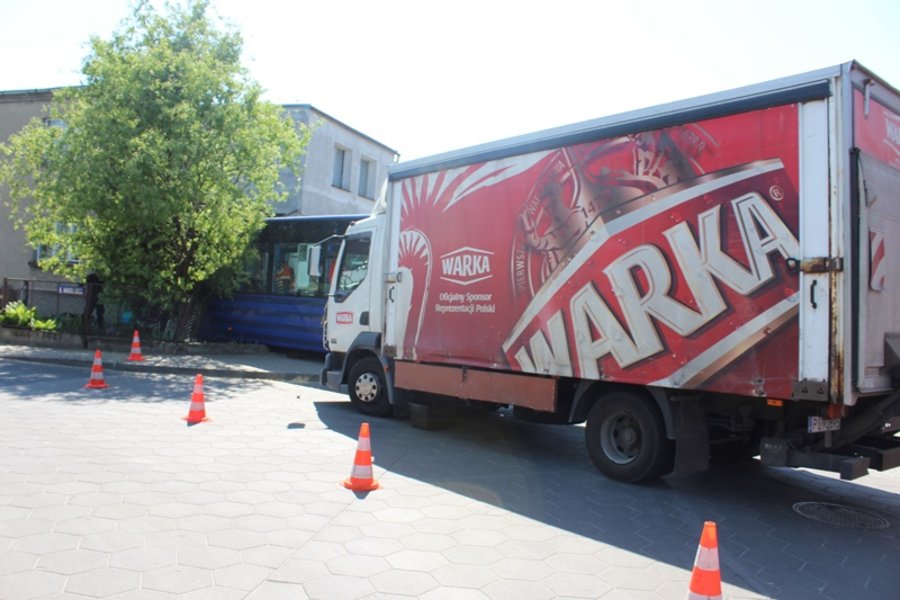 Miejski autobus zderzył się z ciężarówką i uszkodził budynek