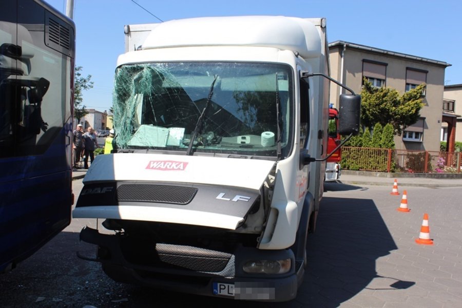Miejski autobus zderzył się z ciężarówką i uszkodził budynek