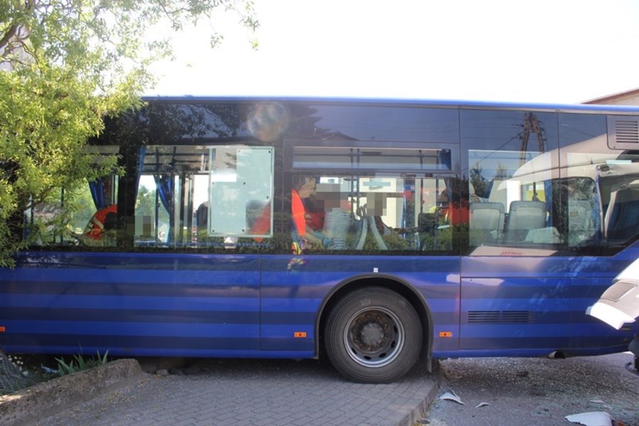 Miejski autobus zderzył się z ciężarówką i uszkodził budynek