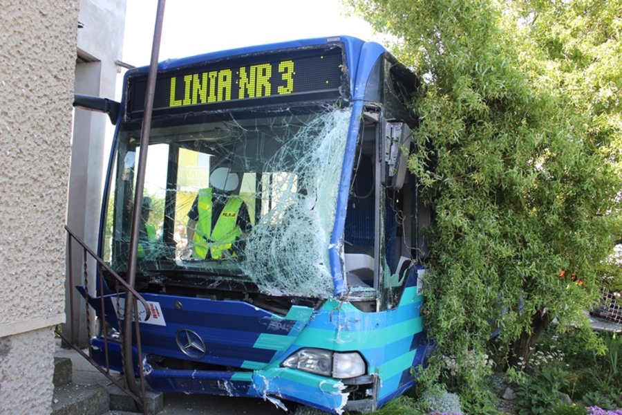 Miejski autobus zderzył się z ciężarówką i uszkodził budynek