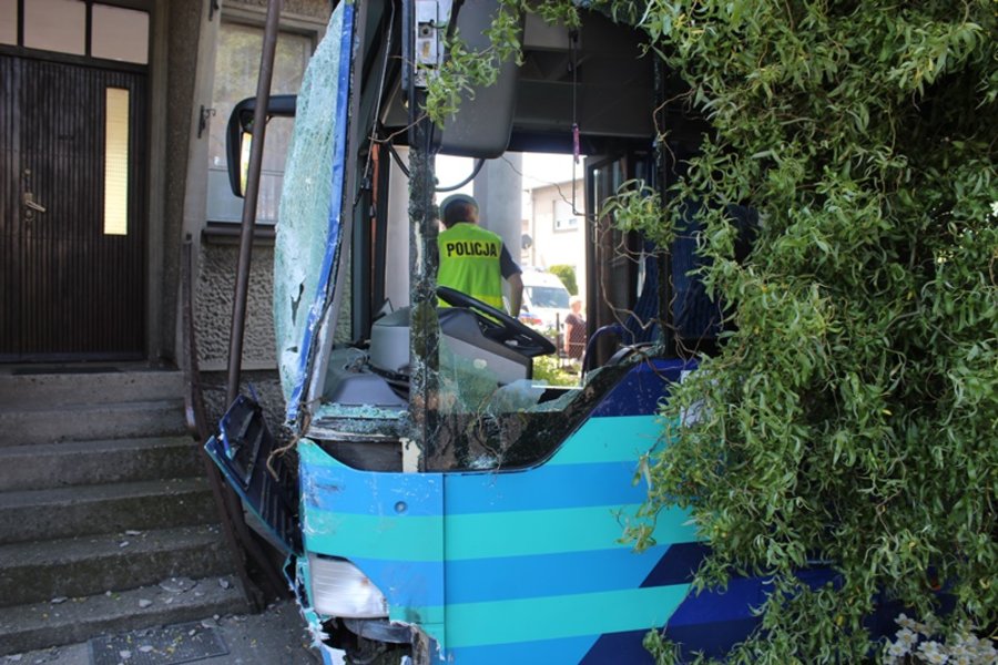 Miejski autobus zderzył się z ciężarówką i uszkodził budynek