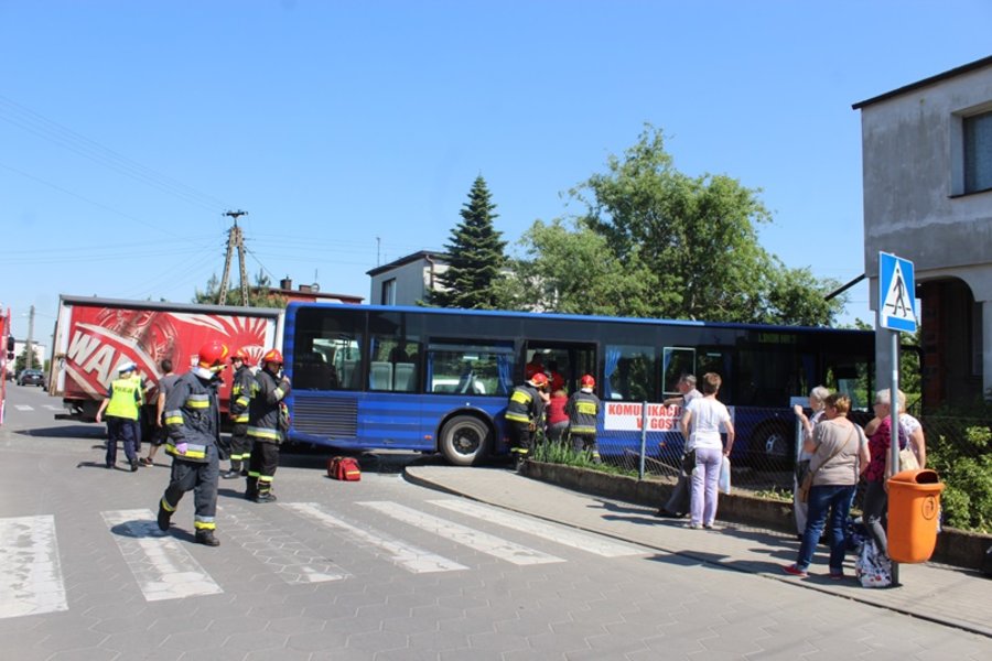 Miejski autobus zderzył się z ciężarówką i uszkodził budynek
