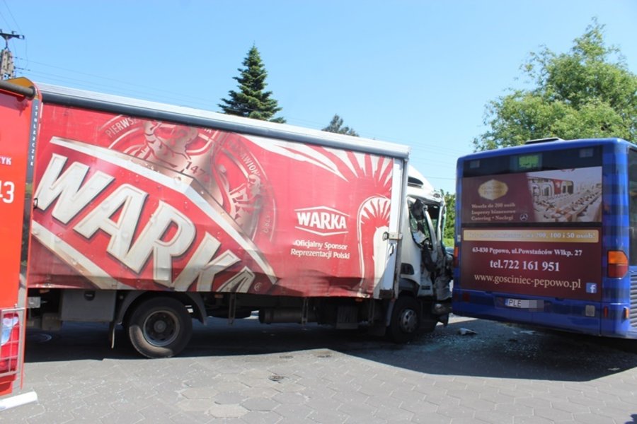 Miejski autobus zderzył się z ciężarówką i uszkodził budynek