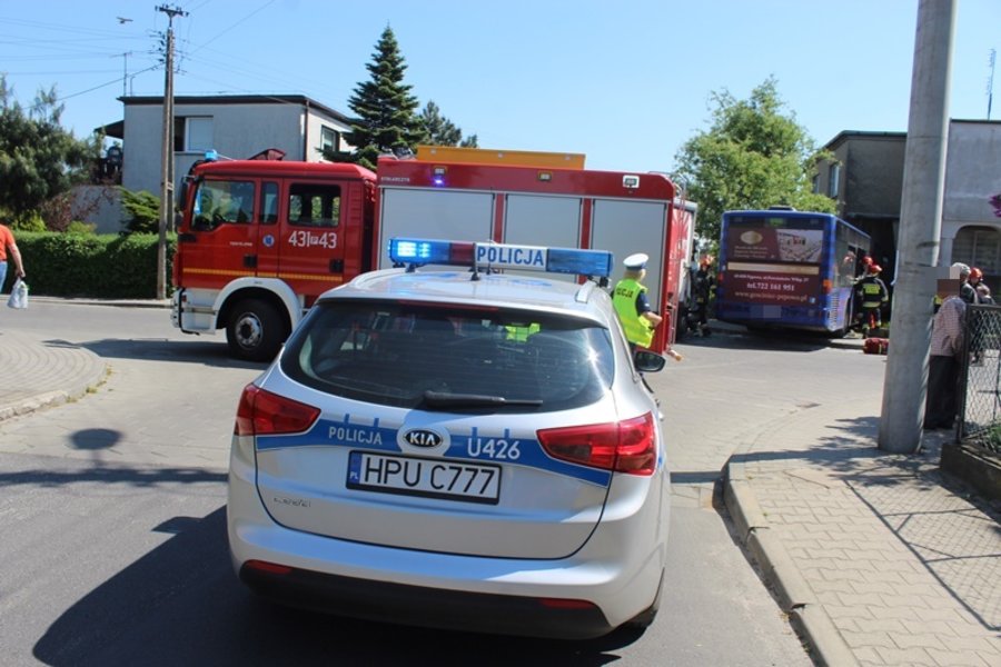 Miejski autobus zderzył się z ciężarówką i uszkodził budynek