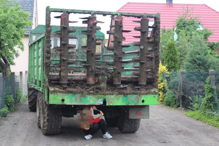 Z impetem w tył naczepy