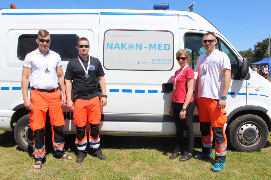 Wysiadł z karetki i pomógł mu dotrzeć na metę