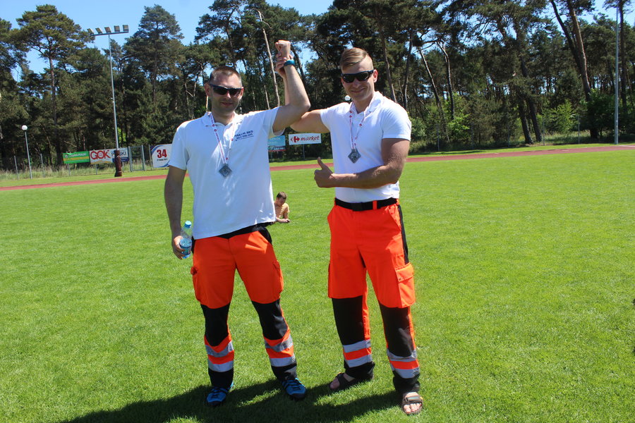 Wysiadł z karetki i pomógł mu dotrzeć na metę