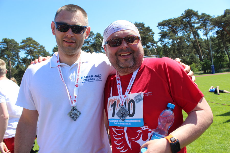 Wysiadł z karetki i pomógł mu dotrzeć na metę