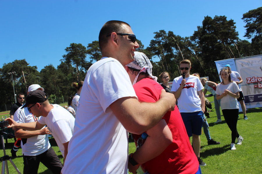 Wysiadł z karetki i pomógł mu dotrzeć na metę