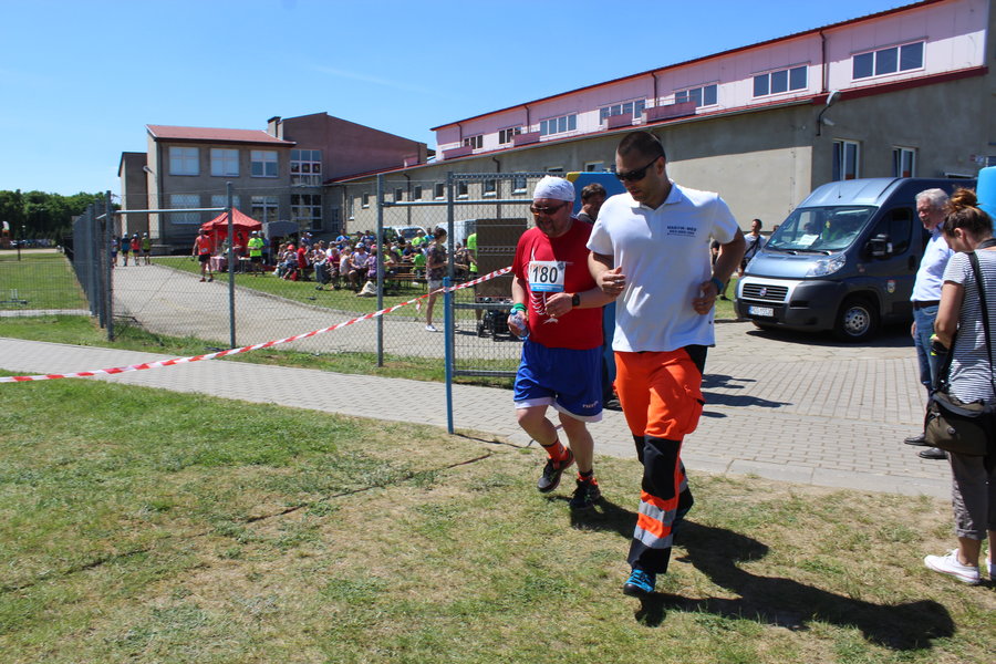 Wysiadł z karetki i pomógł mu dotrzeć na metę