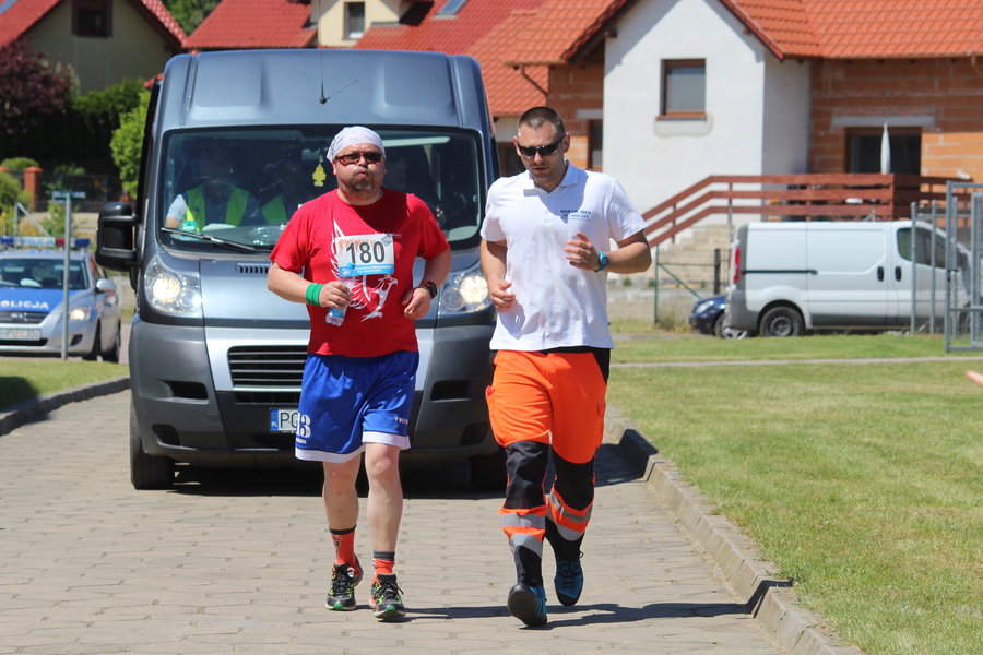 Wysiadł z karetki i pomógł mu dotrzeć na metę