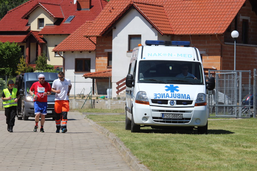 Wysiadł z karetki i pomógł mu dotrzeć na metę