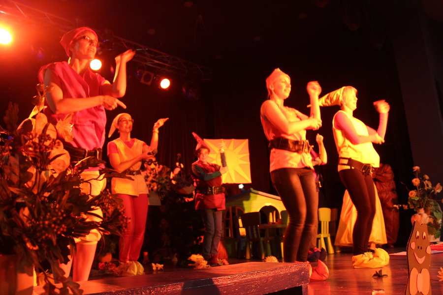 Rodzice wystąpili przed dziećmi - film