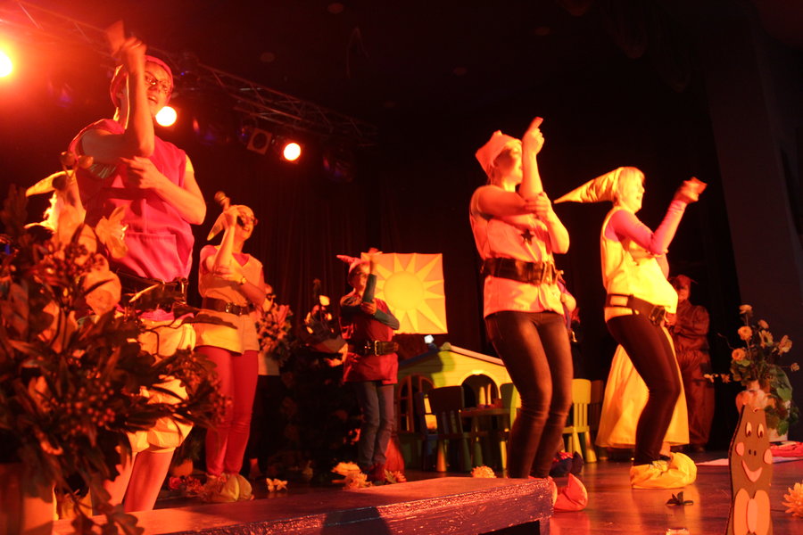 Rodzice wystąpili przed dziećmi - film